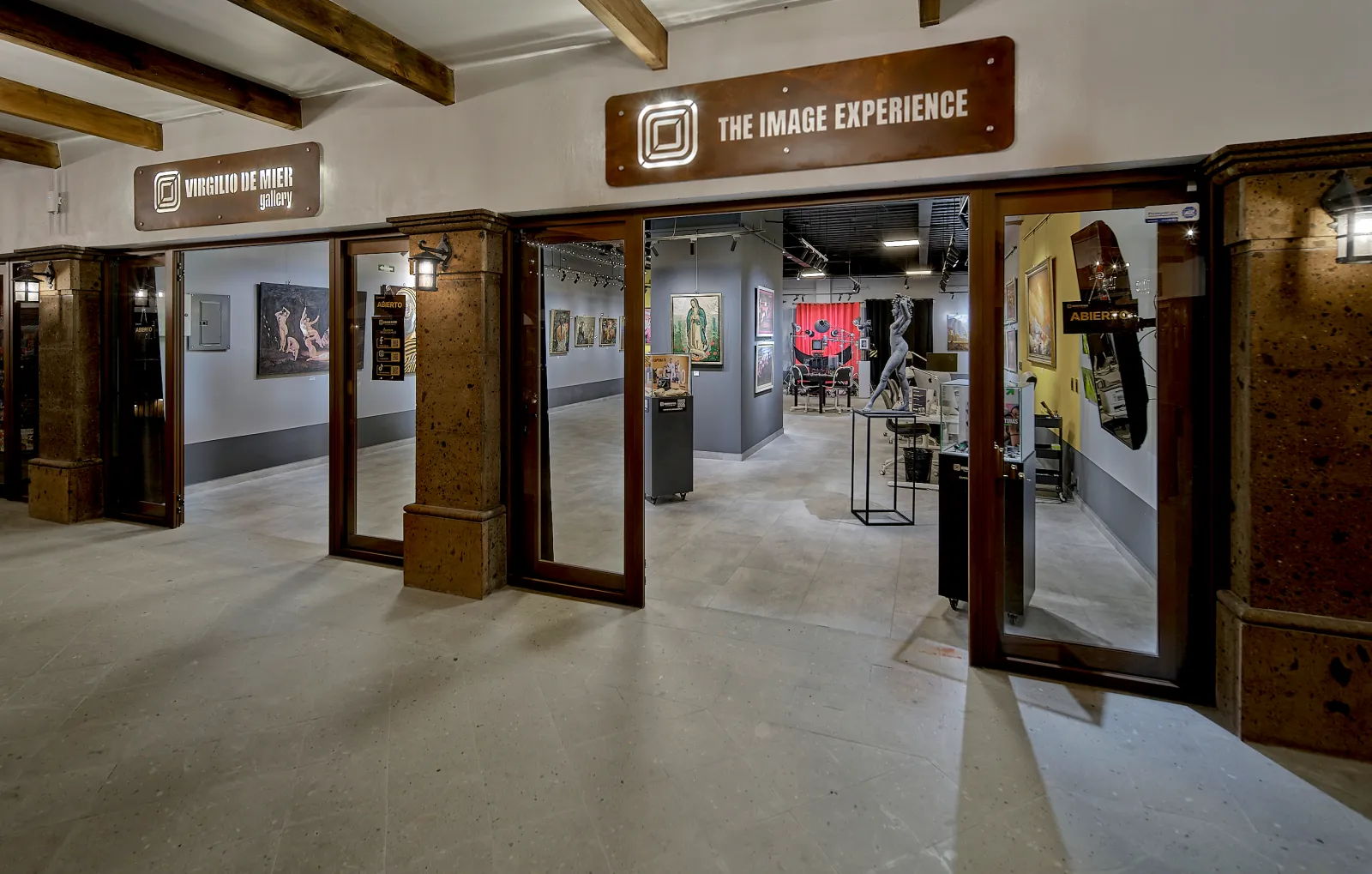 Entrada de Virgilio De Mier Gallery y The Image Experience, con la sala y el set de retrato al fondo
