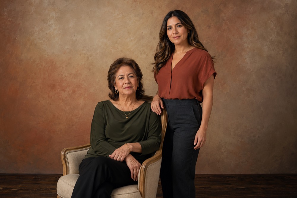 Retrato de una madre y su hija adulta en estudio (imagen ilustrativa)