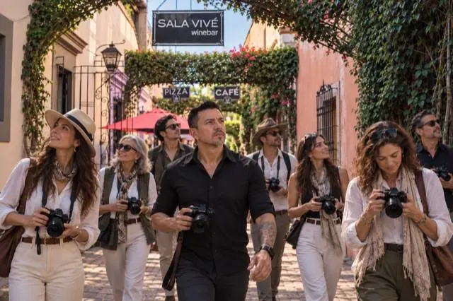Grupo de un curso de fotografía digital caminando por Tequisquiapan