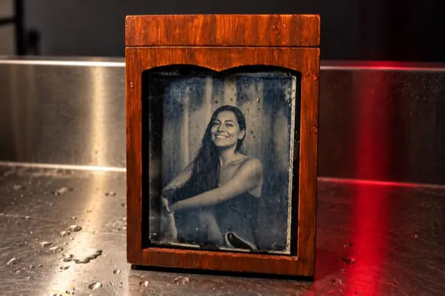 Retrato en placa enmarcado, iluminado en el estudio