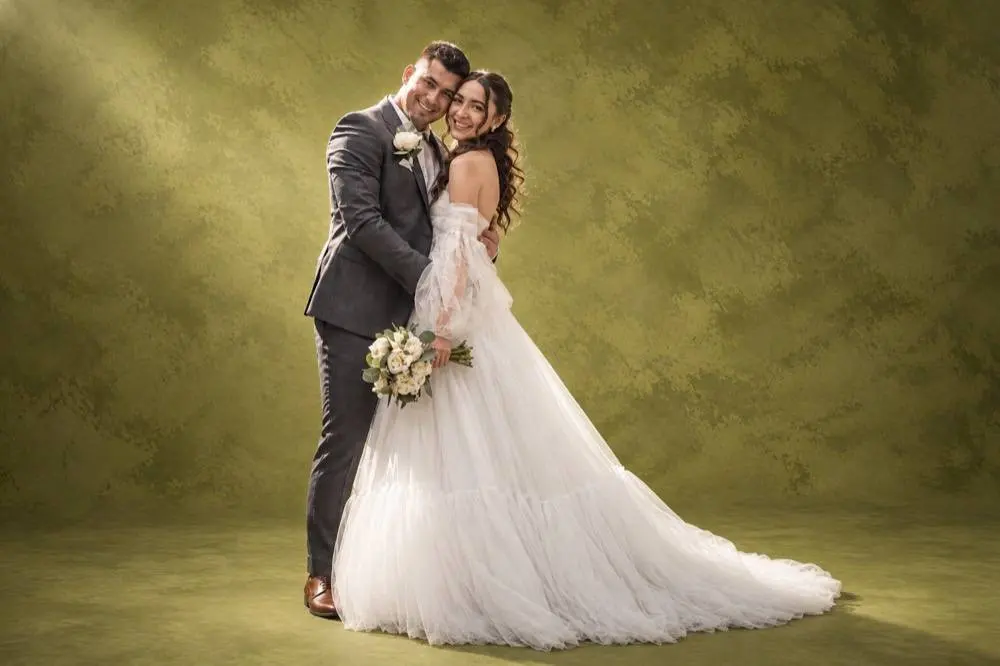 Ariadna y Manuel, retrato de novios en estudio