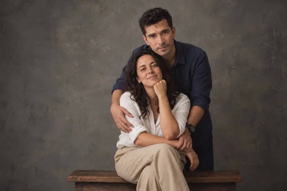 Paloma y Mario, retrato de pareja en estudio