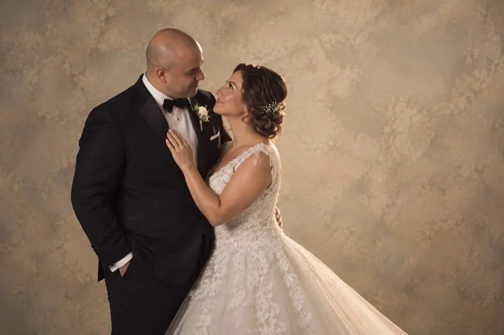 Fernanda y Octavio, retrato de novios en estudio