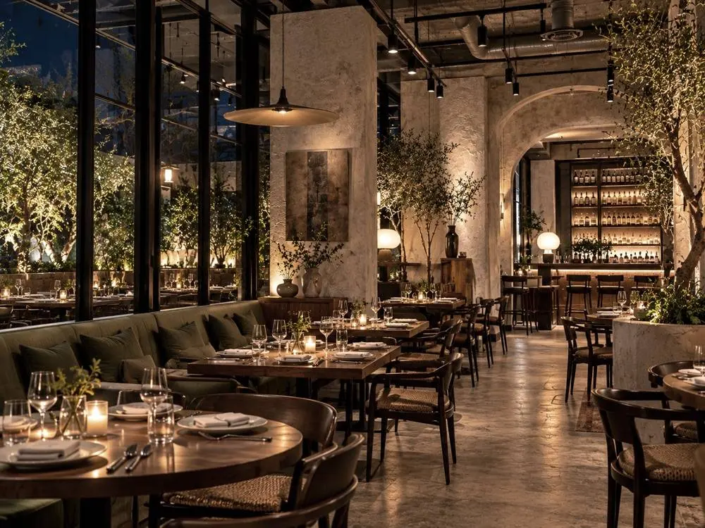 Interior del restaurante Lúcido de noche