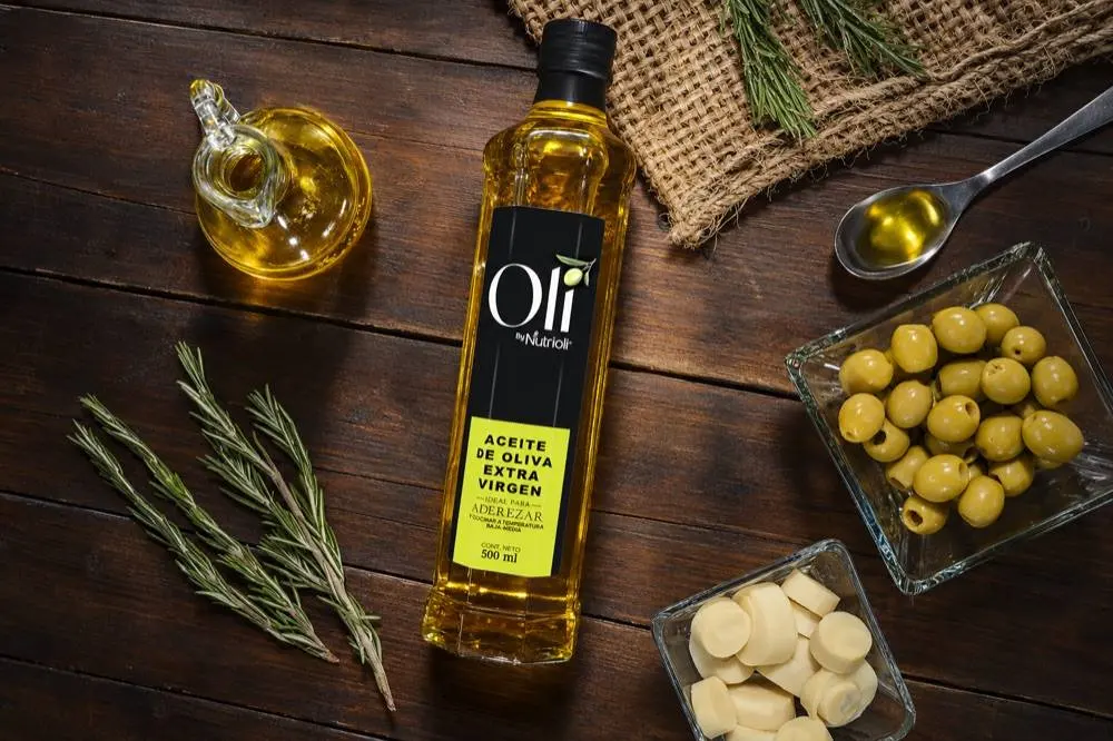 Aceite de oliva Olí de Nutrioli en un bodegón con aceitunas
