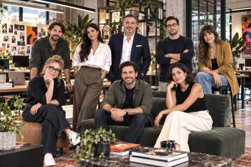 Equipo creativo de una agencia digital retratado en su oficina
