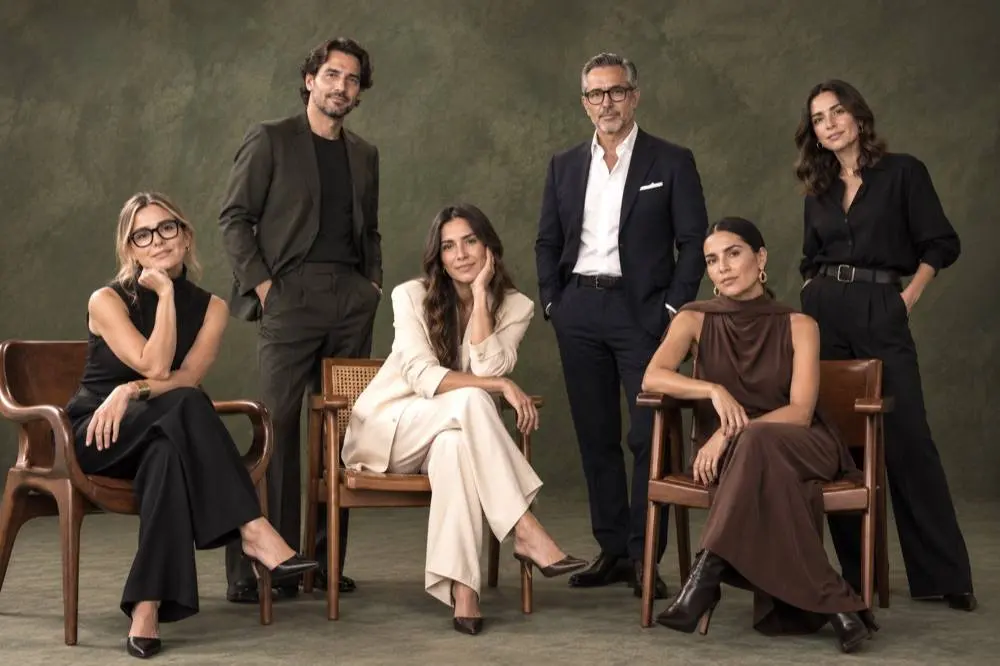 Equipo de un despacho de diseño industrial en estudio